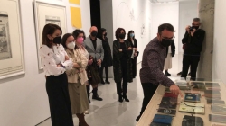 Nuria Flores subraya el trabajo de los creadores extremeños en la inauguración de ‘Guía para un territorio reversible’, de Daniel Muñoz, en el MEIAC