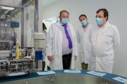 El presidente de la Junta asiste en Alconera a la inauguración de la fábrica de mascarillas Ingeluz