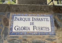 Colocados los azulejos con el nuevo nombre del parque Gloria Fuertes