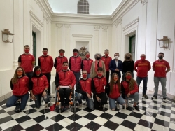 El Ayuntamiento da la bienvenida a la ciudad a los y las deportistas del Equipo de Promesas Paralímpicas de Triatlón