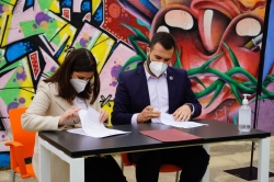 Isabel Gil Rosiña y Luis Salaya firman el convenio por el que se gestionará conjuntamente el Espacio para la Creación Joven de Cáceres