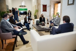El alcalde Luis Salaya reitera su oposición al proyecto de la mina de litio en la reunión con Fernández Vara y ‘Salvemos la Montaña’