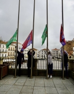 Las banderas del CP Cacereño y el CD Diocesano lucen desde hoy en la fachada de la Casa Consistorial