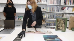 Una biblioteca con mucho arte
