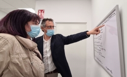 Begoña García visita los Laboratorios Ingulados que desarrollan productos probióticos de sanidad animal contra la tuberculosis