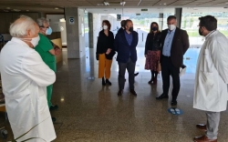 Rafael España acompaña al embajador de Alemania durante la visita al Centro de Cirugía de Mínima Invasión Jesús Usón