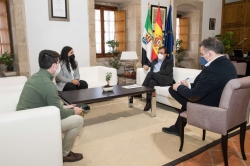 Fernández Vara se reúne con la delegación extremeña de la asociación juvenil ‘Equipo Europa’
