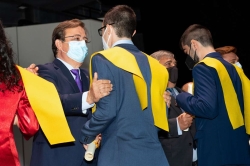 Fernández Vara resalta el “privilegio y la enorme responsabilidad” que supone el ejercicio de la medicina en la graduación de la XLIII promoción del g