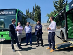Cáceres cuenta con dos nuevos autobuses híbridos, lo que mejora el impacto del transporte urbano en el medio ambiente y la ciudad