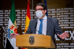 Vergeles anuncia que casi la mitad de la población extremeña en edad de vacunación ya está vacunada