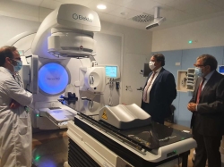 José María Vergeles visita el nuevo acelerador lineal del Hospital Universitario de Cáceres