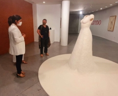 Gil Rosiña visita en Badajoz la exposición 'Tus ojos dicen lo que tu boca calla' de la artista gallega Celeste Garrido