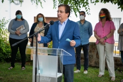 Fernández Vara aboga por luchar con la palabra, el respeto y la verdad para defender los derechos del colectivo LGTBI