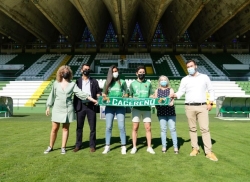 El alcalde Luis Salaya considera muy positivo el acuerdo firmado entre el Femenino Cáceres y el Cacereño para unificar su imagen