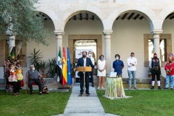 Fernández Vara destaca la importancia de la cultura y las tradiciones en la presentación del libro ‘Alma y memoria’
