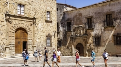 Cáceres tira del filón de los pueblos para atraer turismo