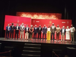 Representantes de la Diputación de Badajoz asisten a la presentación de los encuentros de las selecciones Sub-21 y absolutas masculina y femenina de f