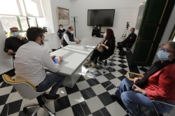 El Ayuntamiento de Cáceres y la Subdelegación de Gobierno acuerdan reforzar la presencia policial en el entorno de la plaza de Santiago