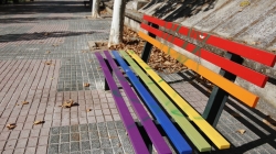 Pintan con las letras ‘VOX’ varios bancos del Paseo de la Diversidad en Cáceres