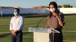 Nuria Flores inaugura el nuevo césped artificial del Campo de Fútbol de Olivenza