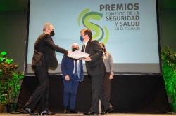 Fernández Vara valora el fomento de la seguridad, la salud y la protección laboral en las empresas