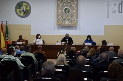 Nuria Flores asiste al acto de investidura de Juan de Dios Román como doctor “honoris causa” por la UEx a título póstumo