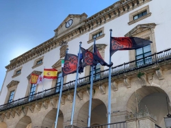 Banderas de la Casa Targaryen ondean en la Torre de Los Púlpitos y en el Ayuntamiento