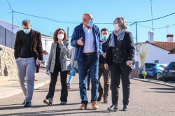 La Junta firma un convenio para convertir la antigua Hermandad Sindical de La Bazana en un edificio demostrador de consumo energético casi nulo