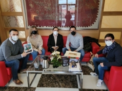 Salaya destaca “el gran ejemplo” que supone el nadador Guillermo Gracia para la ciudad