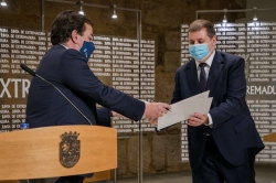 La Junta de Extremadura y Correos firman un convenio para garantizar el acceso de la población rural a servicios públicos básicos