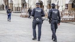 La policía detiene a un hombre con un machete y un hacha en la calle Berrocala de Cáceres
