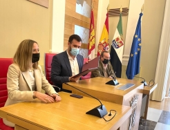 El Ayuntamiento firma el convenio del centro comercial Way Cáceres que posicionará a la ciudad como referente comercial en la provincia