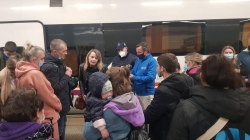 Los refugiados ya están en Malpartida: "Qué dramático ha sido verles llegar"