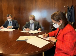 Escuchar La Junta de Extremadura, el Consejo General Notariado y el Colegio Notarial de Extremadura firman un convenio para la aplicación de las nuev