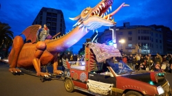 Cáceres celebra el mayor desfile de San Jorge en décadas