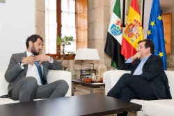 Fernández Vara recibe al presidente de la Federación Española de Baloncesto, Jorge Garbajosa