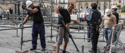 El Womad ya toma forma en la plaza Mayor de Cáceres
