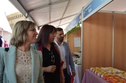 Begoña García visita a los profesionales que participan en la Feria Nacional del Queso de Trujillo