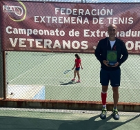 VÍCTOR NACARINO SE ADJUDICA EL CAMPEONATO DE EXTREMADURA DE VETERANOS +45 AL IMPONERSE EN LA FINAL A ANTONIO MATEOS