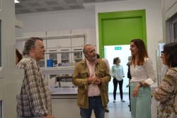 Rafael España conoce proyectos de I+D+i del CAEM y el proceso de producción en la Agrupación de Cooperativas ‘Valle del Jerte’