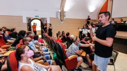 Los sordociegos de Cáceres, una minoría que se hace ver y oír