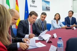 Fernández Vara subraya que Extremadura se sitúa en el centro de las nuevas industrias del futuro con la implantación de la gigafactoría en Navalmoral