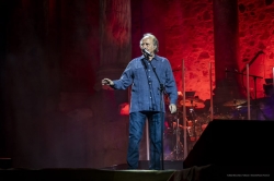 Mérida ovaciona a Serrat en su primera cita de la gira de despedida