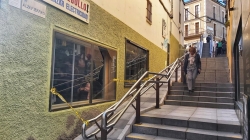 Revientan la luna del escaparate de una tienda de Cáceres y se llevan quince navajas