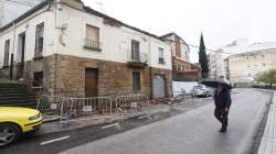 Se desploma la cornisa de la casa del párroco de San José y limpian el colector de la Ribera de Cáceres