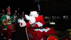Un desfile de Papá Noel a medio gas en Cáceres