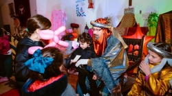 Reyes Magos en Cáceres: un desfile con 12 carrozas y 3.000 kilos de caramelos