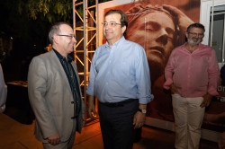 El presidente de la Junta de Extremadura en funciones asiste al estreno de la obra teatral 'Las asambleístas (Las que tropiezan)', en Mérida