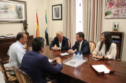 El consejero de Economía, Empleo y Transformación Digital y el alcalde de Badajoz, buscarán una solución a los retos de la Plataforma Logística