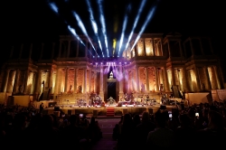 Carlos Rivera comparte "un viaje a todas partes" con su público en el Teatro Romano de Mérida